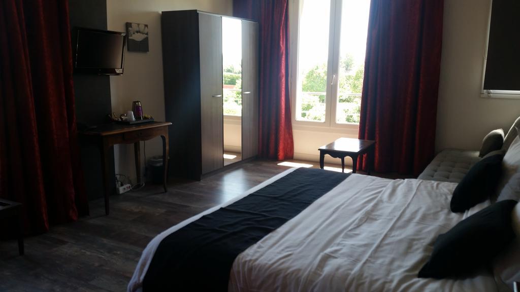 Logis Hotel Restaurant Les Aubuns Caissargues Exteriör bild
