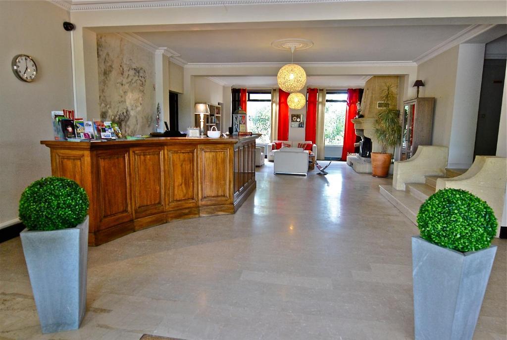 Logis Hotel Restaurant Les Aubuns Caissargues Exteriör bild