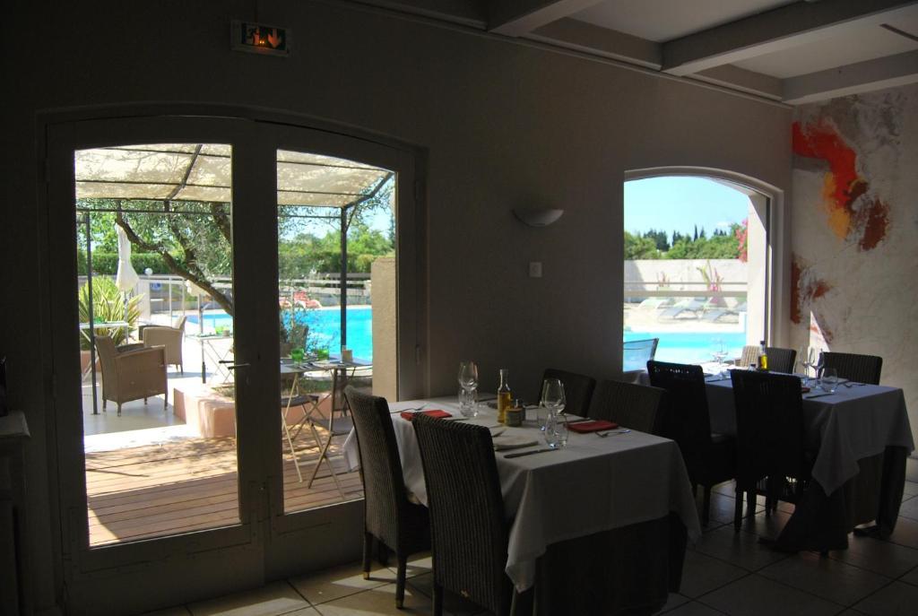 Logis Hotel Restaurant Les Aubuns Caissargues Exteriör bild