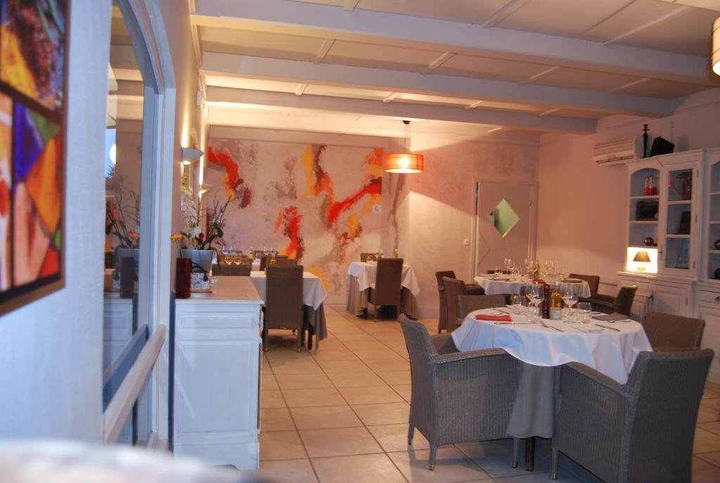 Logis Hotel Restaurant Les Aubuns Caissargues Exteriör bild