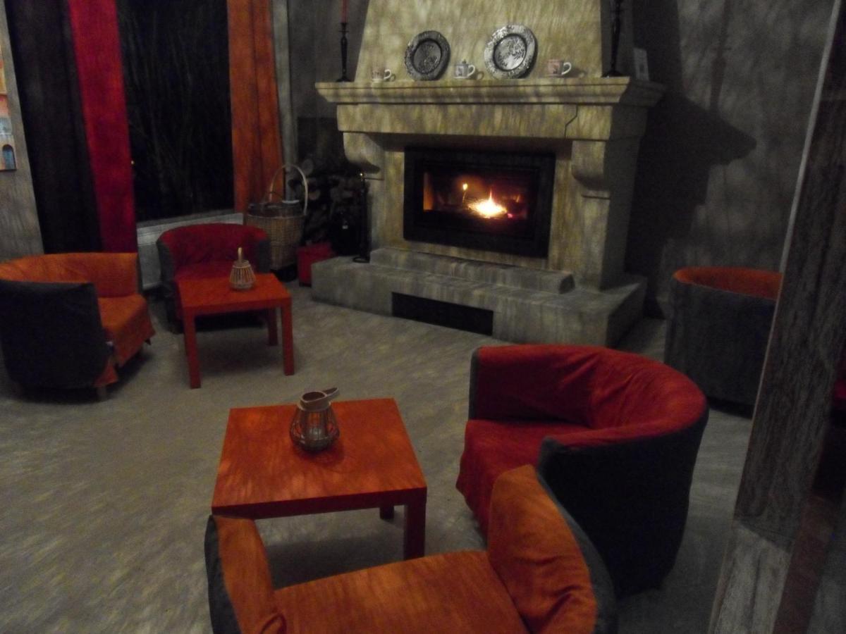 Logis Hotel Restaurant Les Aubuns Caissargues Exteriör bild